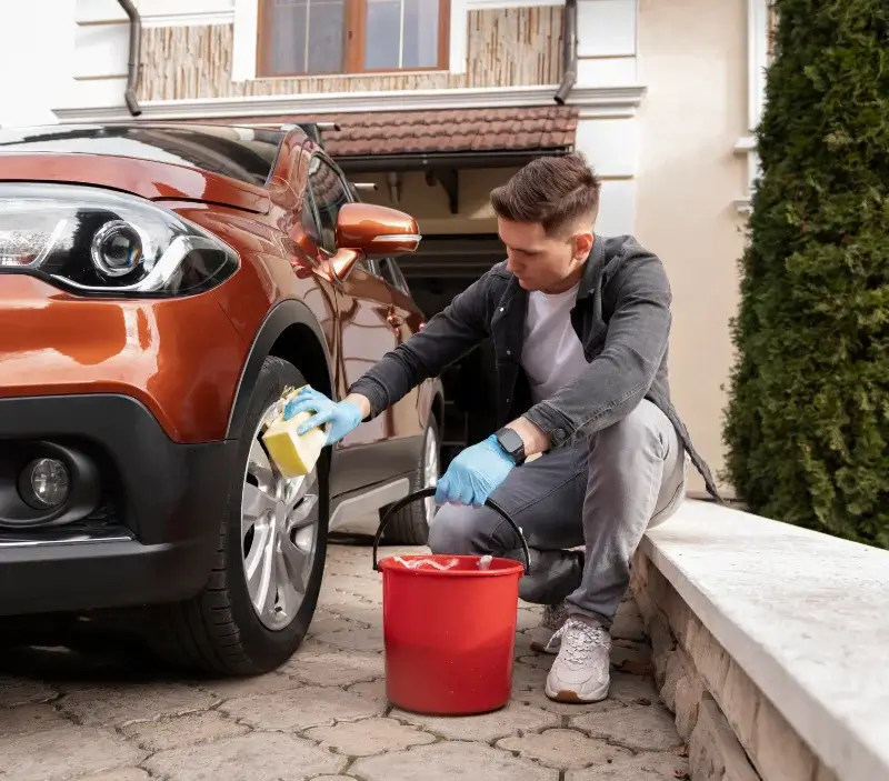Lavage auto à domicile Vieuvy : professionnel intervenant sur un véhicule